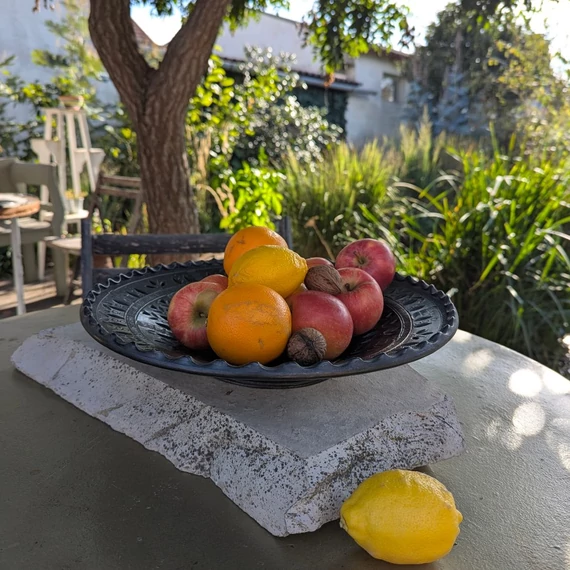 Impozáns méretű mohácsi fekete mázas tál