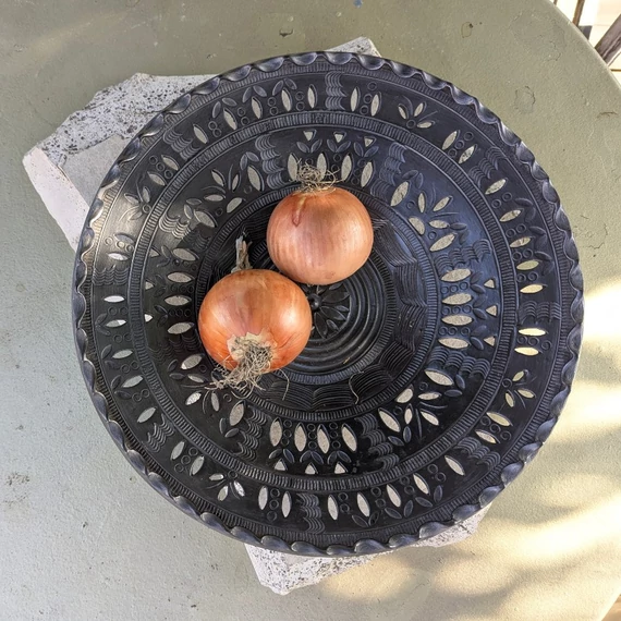 Impozáns méretű mohácsi fekete mázas tál