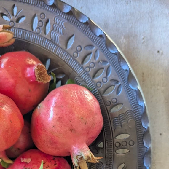 Impozáns méretű mohácsi fekete mázas tál