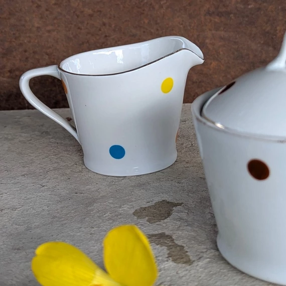Hollóházi cukortartó és tejkiöntő, színes pöttyökkel és arany szegéllyel, fehér porcelán alapon