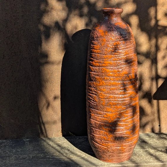 Retró váza narancsos-barna színben, 43 cm magas, impozáns dekoráció