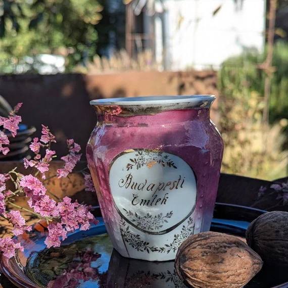 Antik porcelán bögre rózsaszín-fehér lüszteres mázzal és arany díszítéssel