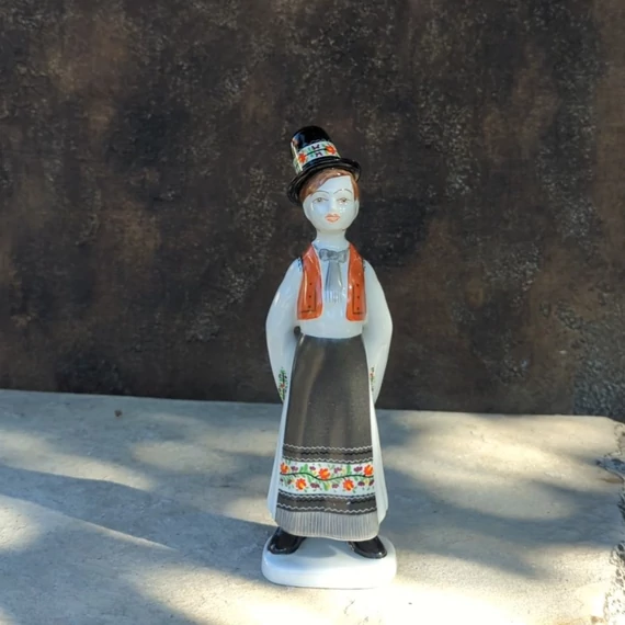 Hollóházi porcelán népviseletes figura