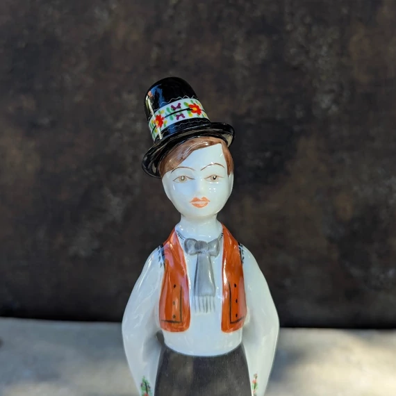 Hollóházi porcelán népviseletes figura