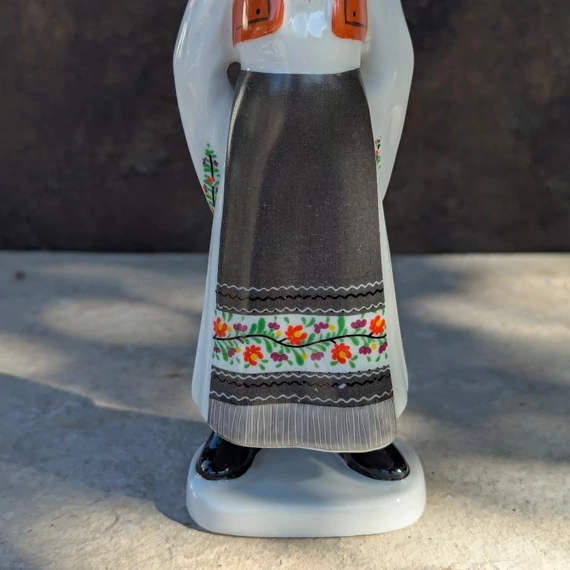 Hollóházi porcelán népviseletes figura