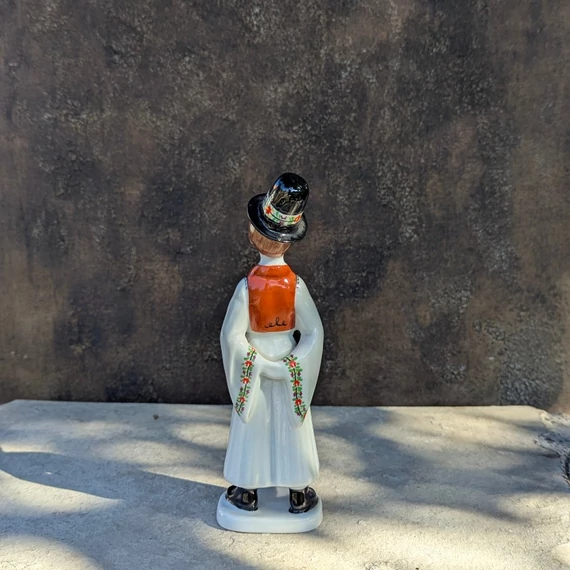 Hollóházi porcelán népviseletes figura