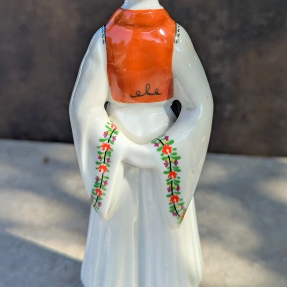 Hollóházi porcelán népviseletes figura