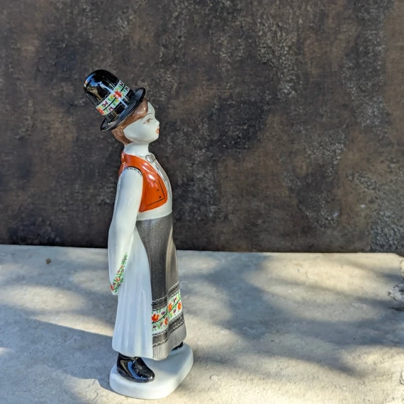 Hollóházi porcelán népviseletes figura