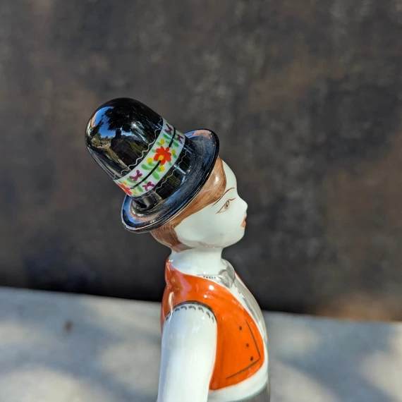 Hollóházi porcelán népviseletes figura