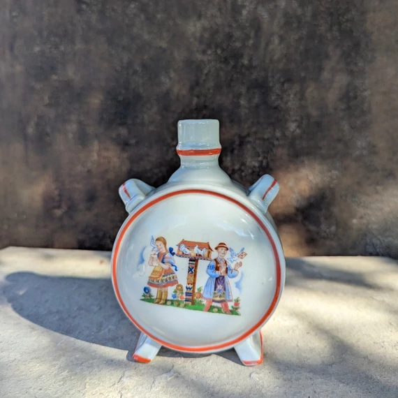 Kőbányai Porcelán kulacs szerelmespárt ábrázoló népi mintákkal