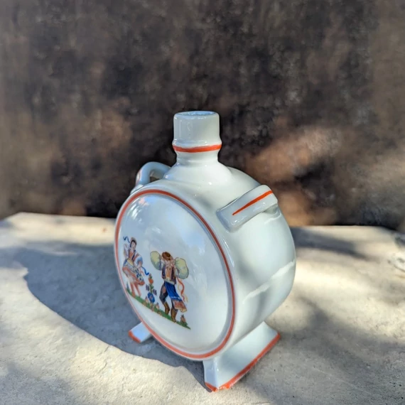 Kőbányai Porcelán kulacs – szerelmespár népviseletben