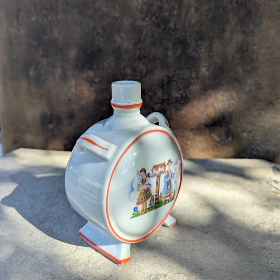 Kőbányai Porcelán kulacs – szerelmespár népviseletben