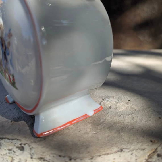 Kőbányai Porcelán kulacs – szerelmespár népviseletben