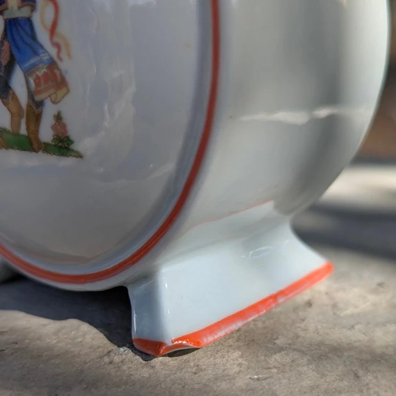 Kőbányai Porcelán kulacs – szerelmespár népviseletben