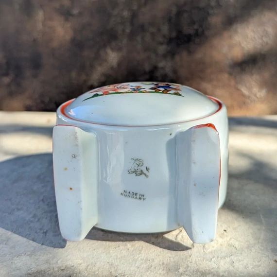 Kőbányai Porcelán kulacs – szerelmespár népviseletben