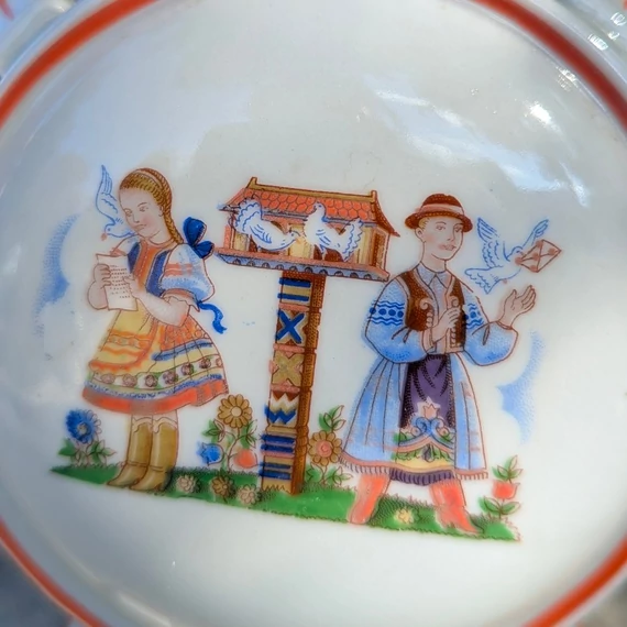 Kőbányai Porcelán kulacs – szerelmespár népviseletben