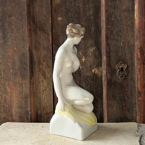 Hollóházi porcelán női szobor – Tavaszi szél