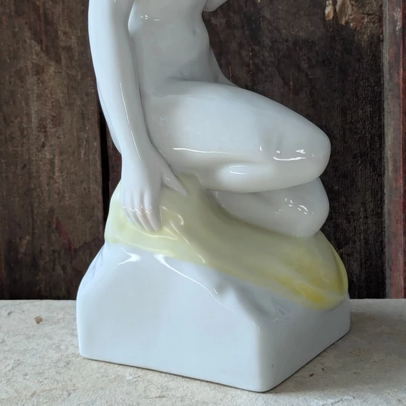 Hollóházi porcelán női szobor – Tavaszi szél