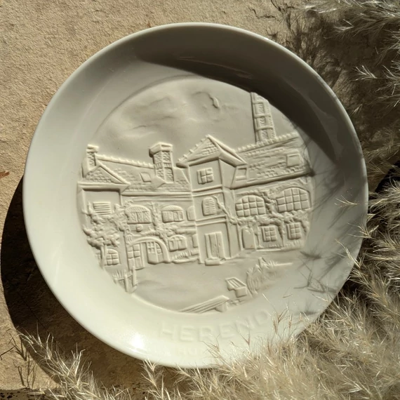 Herendi litofán dísztányér a Herendi Porcelánmanufaktúra épületének domború ábrázolásával