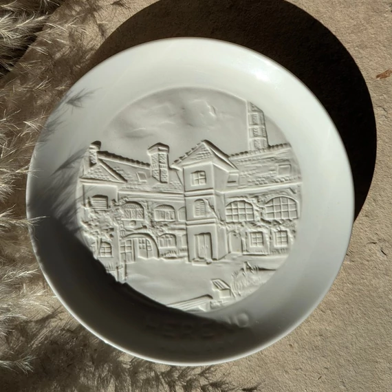 Herendi litofán dísztányér – a Herendi Porcelánmanufaktúra épületével