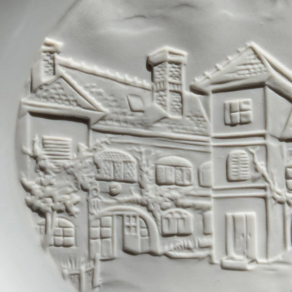 Herendi litofán dísztányér – a Herendi Porcelánmanufaktúra épületével