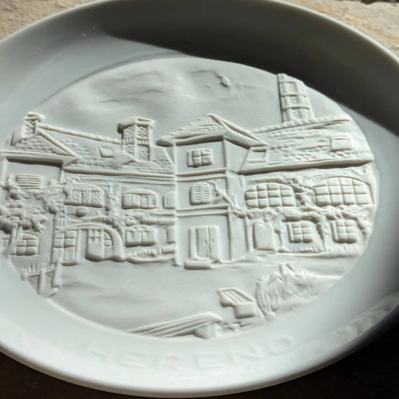 Herendi litofán dísztányér – a Herendi Porcelánmanufaktúra épületével