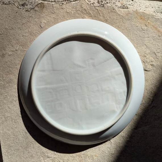 Herendi litofán dísztányér – a Herendi Porcelánmanufaktúra épületével