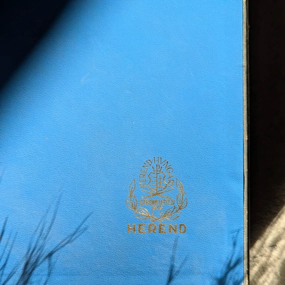 Herendi litofán dísztányér – a Herendi Porcelánmanufaktúra épületével