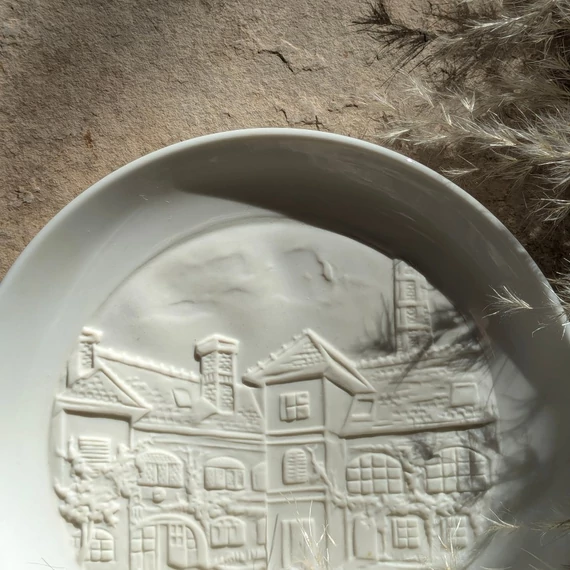 Herendi litofán dísztányér – a Herendi Porcelánmanufaktúra épületével