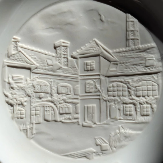 Herendi litofán dísztányér – a Herendi Porcelánmanufaktúra épületével