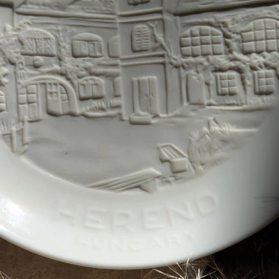 Herendi litofán dísztányér – a Herendi Porcelánmanufaktúra épületével