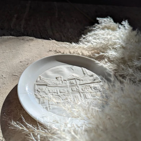 Herendi litofán dísztányér – a Herendi Porcelánmanufaktúra épületével