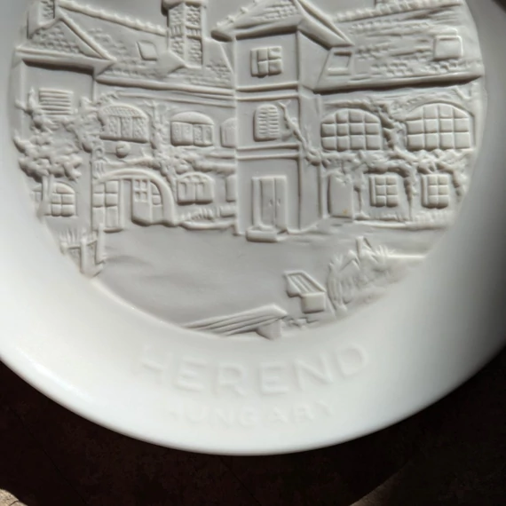 Herendi litofán dísztányér – a Herendi Porcelánmanufaktúra épületével