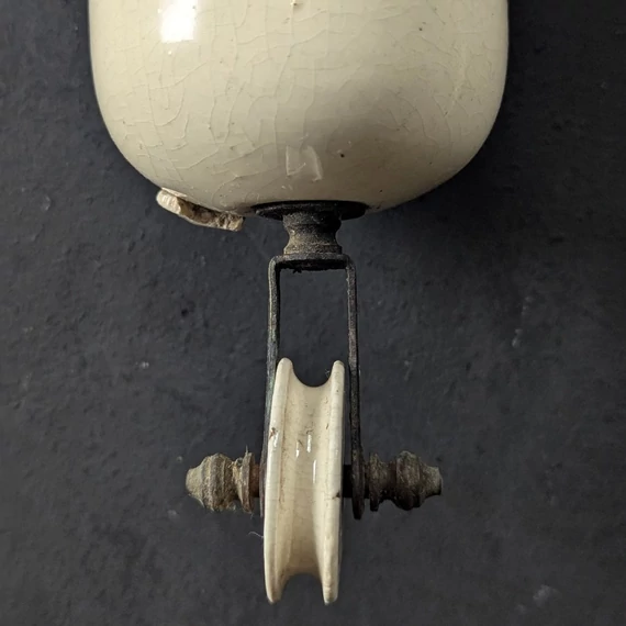 Vintage fehér porcelán ellensúly csigás lámpákhoz
