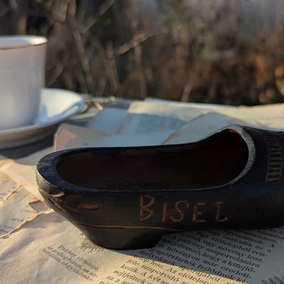 Kézzel faragott kis fapapucs Bisel és 1915 felirattal