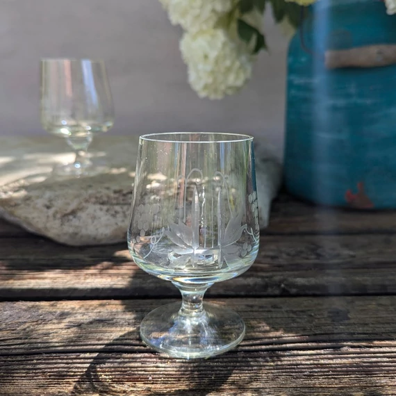 Szőlőfürtös metszett üveg pohárkészlet – 6 darabos vintage talpas szett