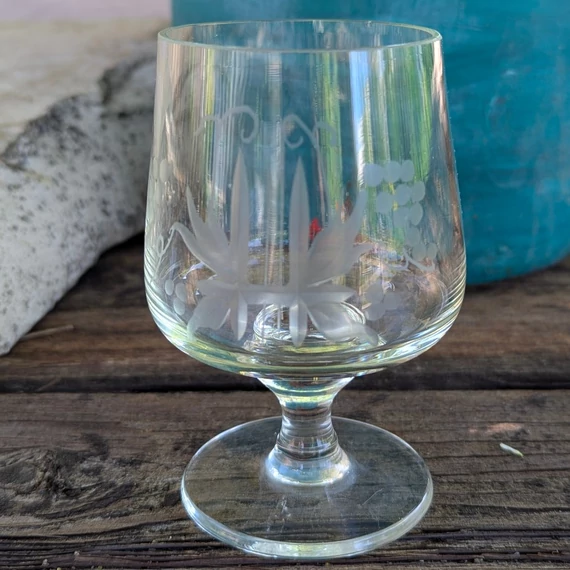 Szőlőfürtös metszett üveg pohárkészlet – 6 darabos vintage talpas szett