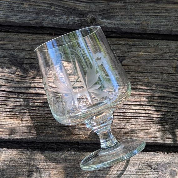 Szőlőfürtös metszett üveg pohárkészlet – 6 darabos vintage talpas szett