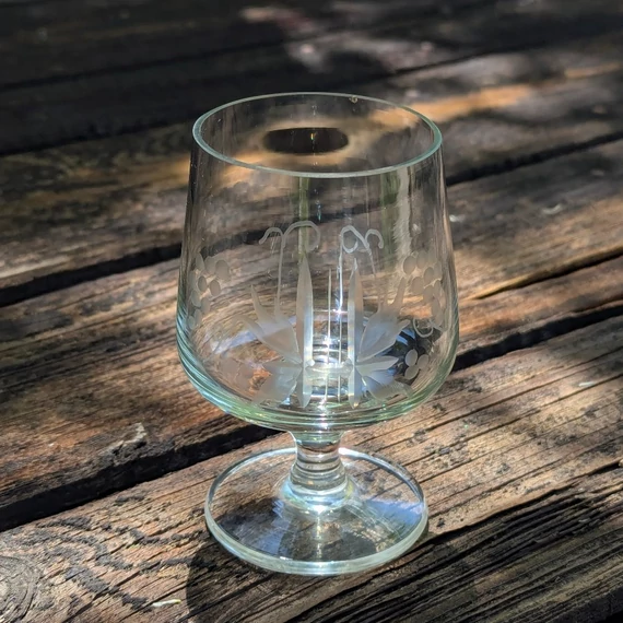 Szőlőfürtös metszett üveg pohárkészlet – 6 darabos vintage talpas szett
