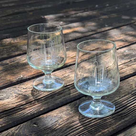 Szőlőfürtös metszett üveg pohárkészlet – 6 darabos vintage talpas szett