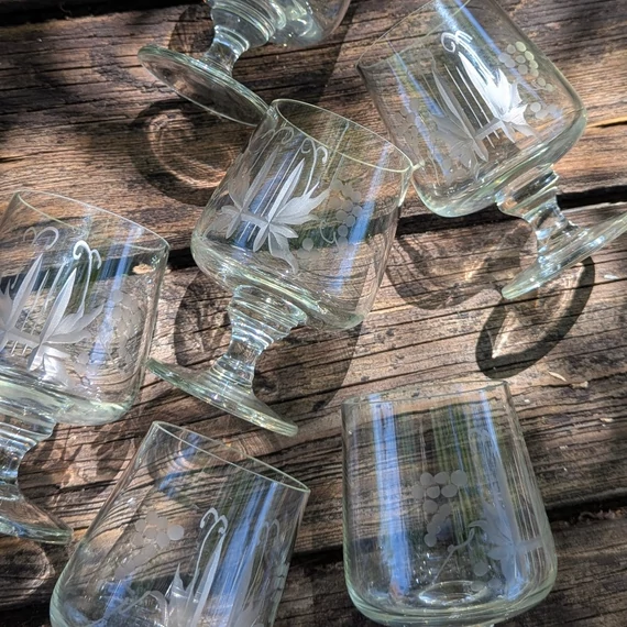 Szőlőfürtös metszett üveg pohárkészlet – 6 darabos vintage talpas szett