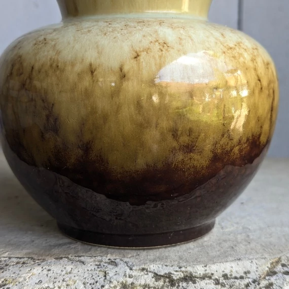 Csokoládébarna-krémszínű retró váza