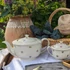 Elefántcsontszínű, virágokkal díszített porcelán teáskanna és cukortartó