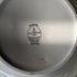 Elefántcsontszínű, virágokkal díszített porcelán teáskanna és cukortartó