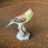 Kőbányai Porcelángyár kézzel festett porcelán madárfigura barna, zöld és szürke színekkel, 1957–1965 közötti időszakból