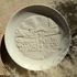 Herendi litofán dísztányér a Herendi Porcelánmanufaktúra épületének domború ábrázolásával